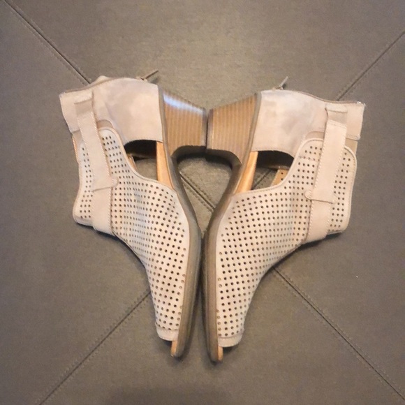 Fall in LOVE🍂 These shoes are sooo dang cute and ready to create your look 😍 - Picture 3 of 7